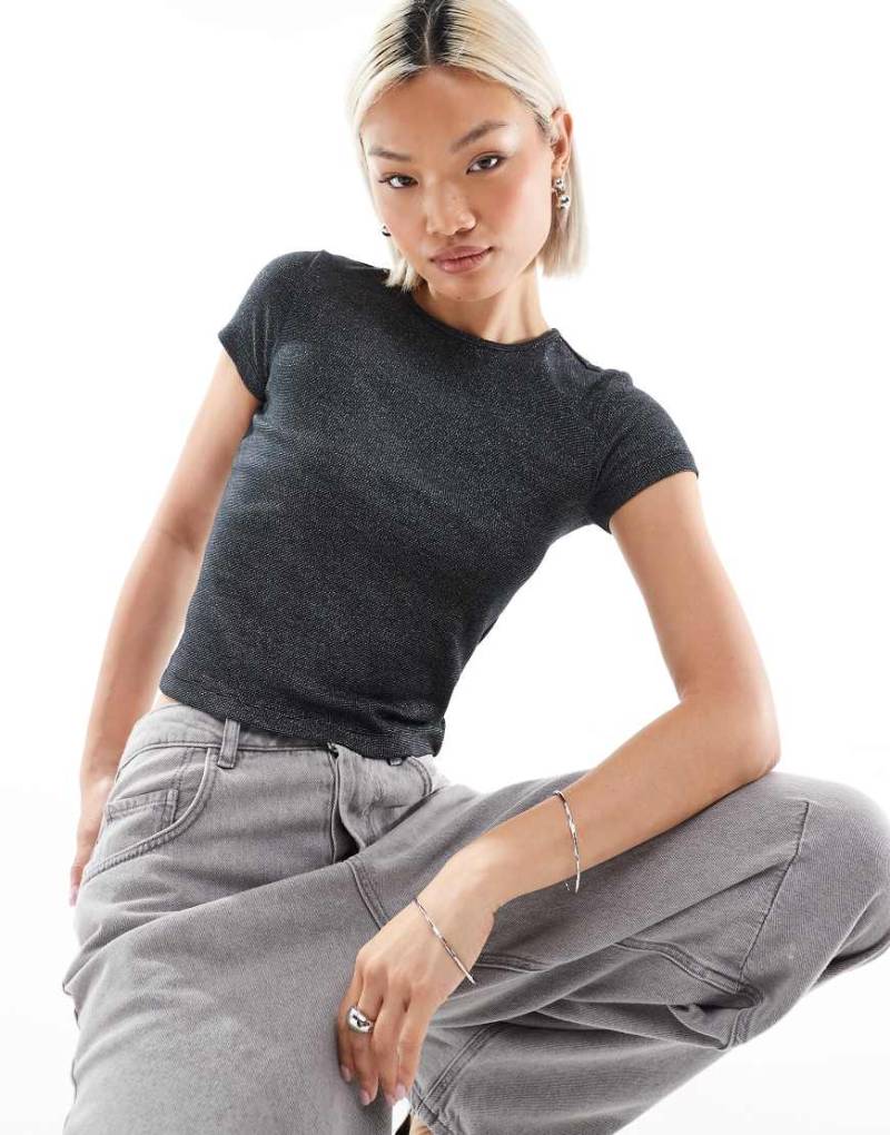 Vero Moda - Knapp geschnittenes T-Shirt in Schwarz mit silberfarbenem Glitzer von Vero Moda