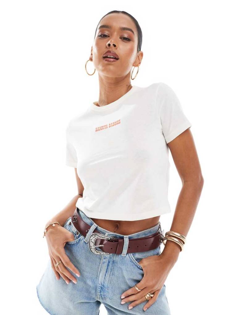 Vero Moda - Knapp geschnittenes T-Shirt in Weiß mit „Bandita Baddies"-Print von Vero Moda