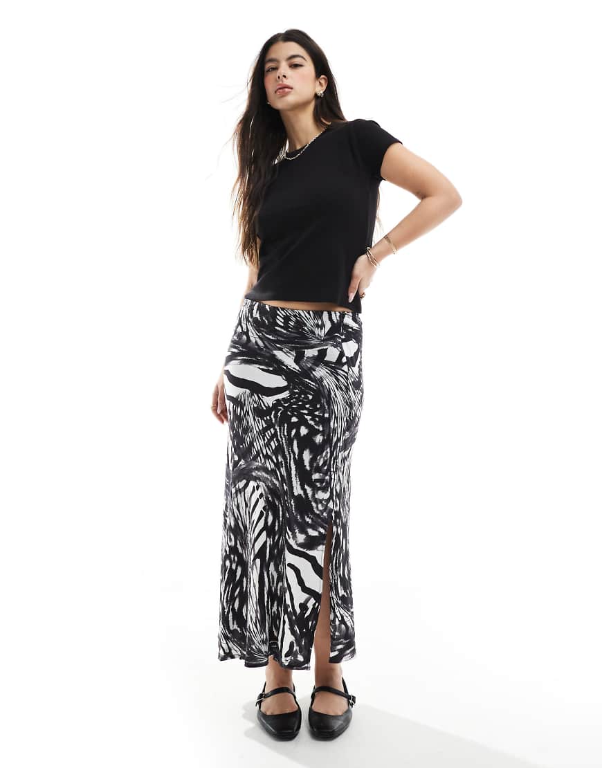 Vero Moda - Knöchellanges Trägerkleid mit abstraktem schwarz-weißem Muster-Grau Vero Moda - Knöchellanges Trägerkleid mit abstraktem schwarz-weißem Muster-Grau von Vero Moda
