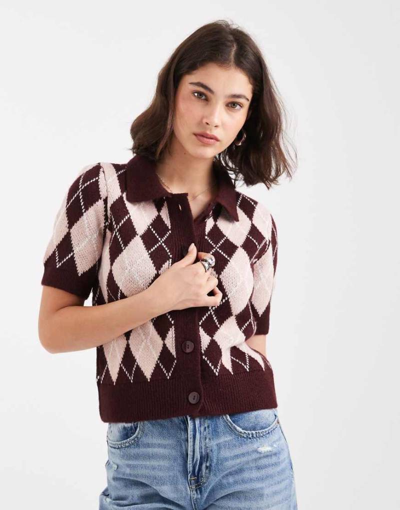 Vero Moda - Kurzärmelige Polo-Strickjacke mit Rautenmuster in Rosa und Burgunderrot von Vero Moda