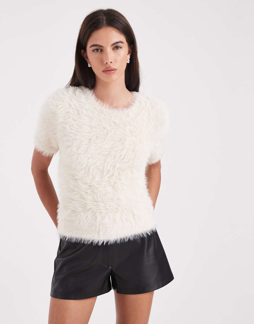 Vero Moda - Kurzärmliger Pullover aus flauschigem Strick in Creme-Weiß von Vero Moda