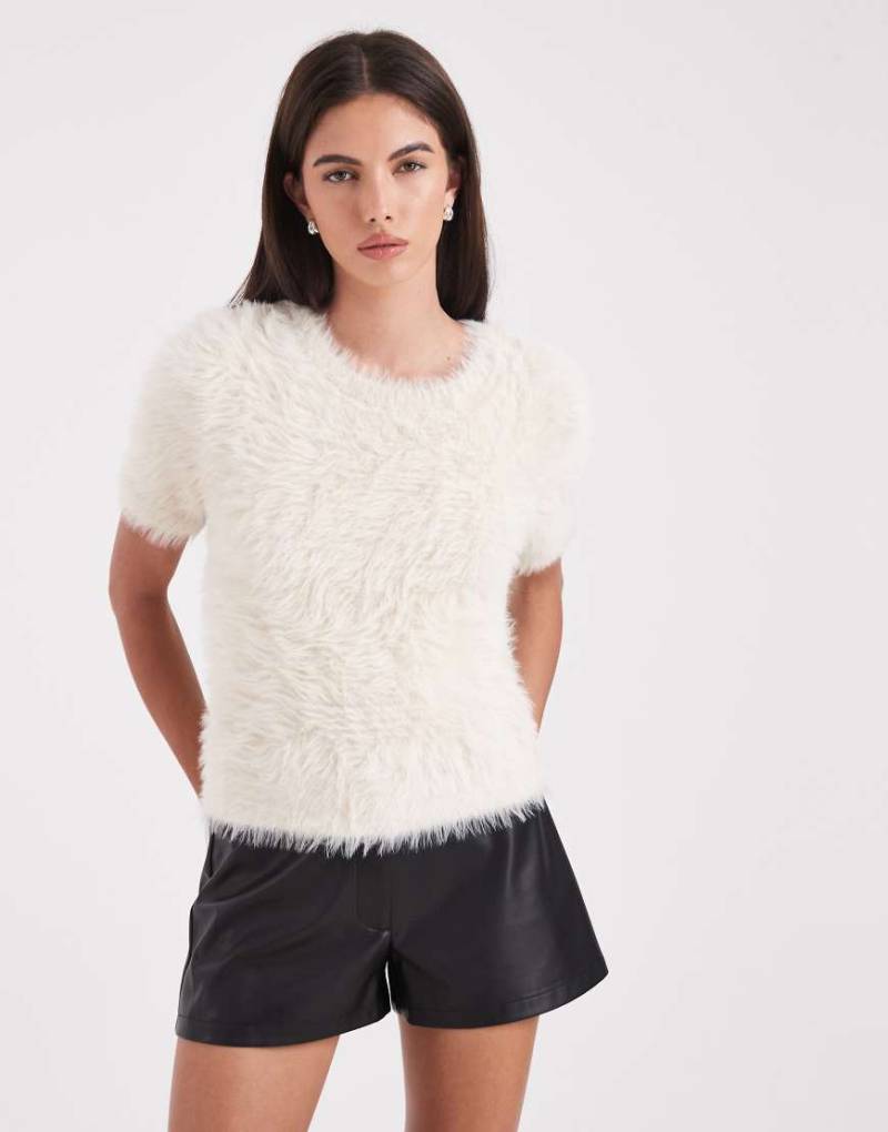 Vero Moda - Kurzärmliger Pullover aus flauschigem Strick in Creme-Weiß von Vero Moda