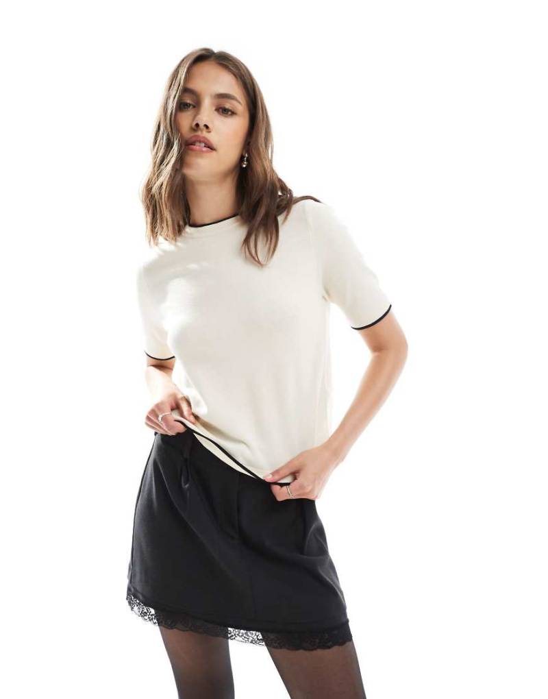 Vero Moda - Kurzärmliger Pullover in Cremeweiß mit Kontrastbesatz von Vero Moda
