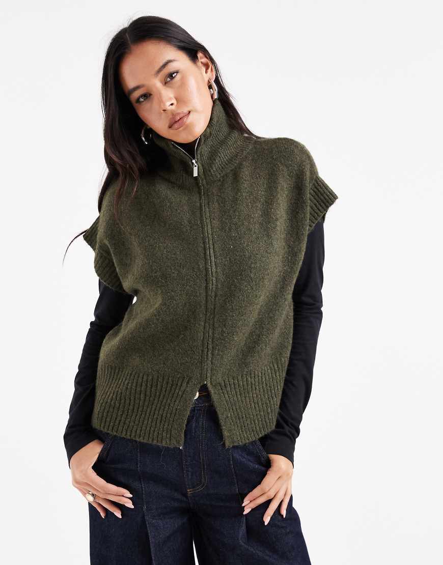 Vero Moda - Kurzärmliger Pullover in Khakigrün mit Reißverschluss vorne Vero Moda - Kurzärmliger Pullover in Khakigrün mit Reißverschluss vorne von Vero Moda