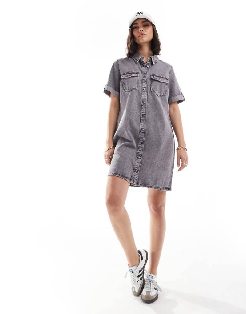 Vero Moda - Kurzärmliges Mini-Jeanskleid in Grau von Vero Moda