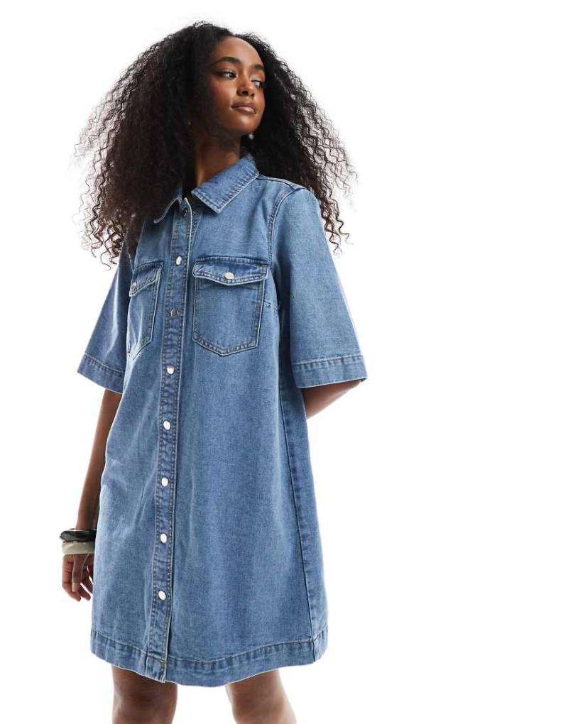 Vero Moda - Kurzärmliges Oversize-Jeanskleid in mittelblauer Waschung mit Knopfleiste vorne von Vero Moda
