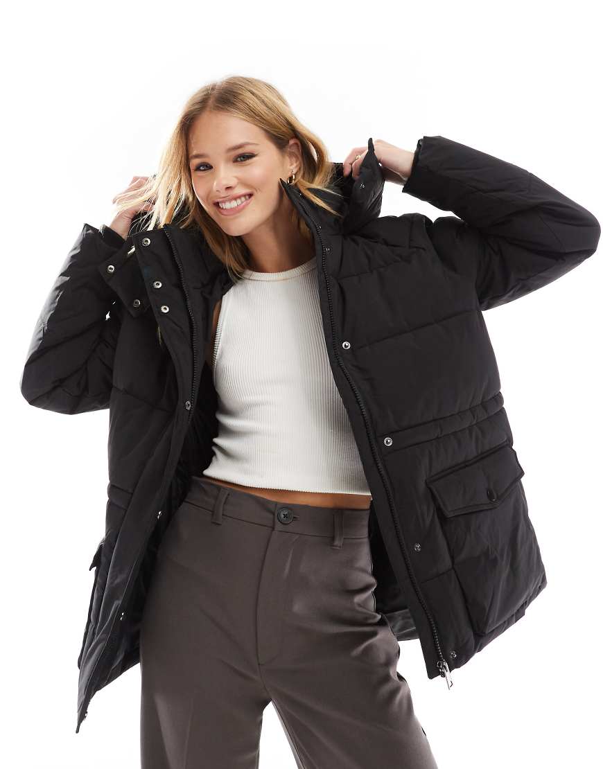 Vero Moda - Kurze, wattierte Jacke in Schwarz mit Kapuze von Vero Moda