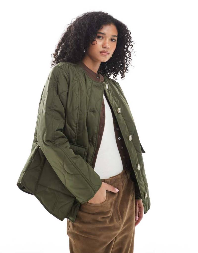 Vero Moda - Kurze Jacke in Grün mit Zwiebel-Steppmuster und Taschen von Vero Moda