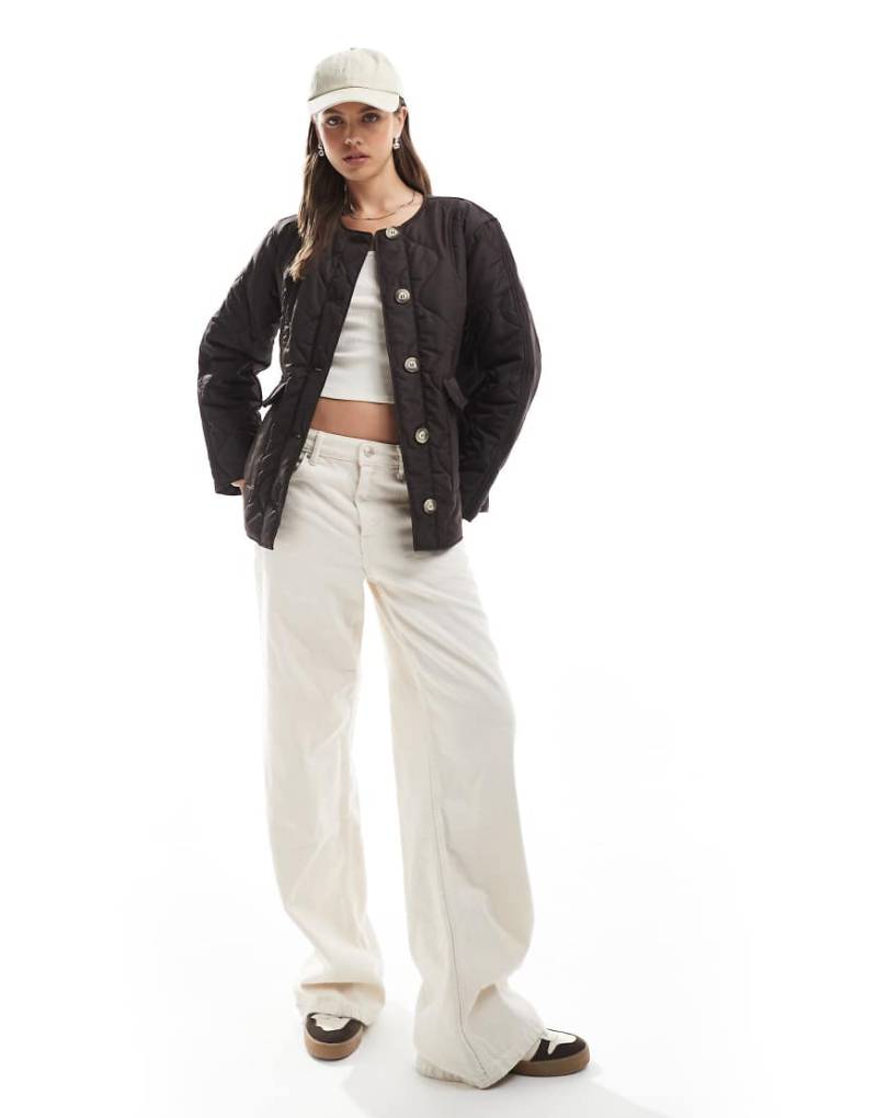 Vero Moda - Kurze Jacke in Schokobraun mit Zwiebelsteppmuster und Taschen von Vero Moda