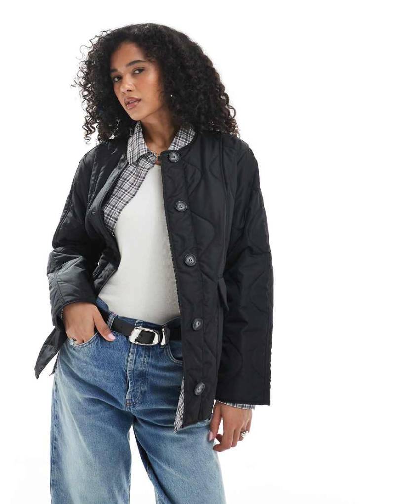 Vero Moda - Kurze Jacke in Schwarz mit Zwiebel-Steppmuster und Taschen von Vero Moda