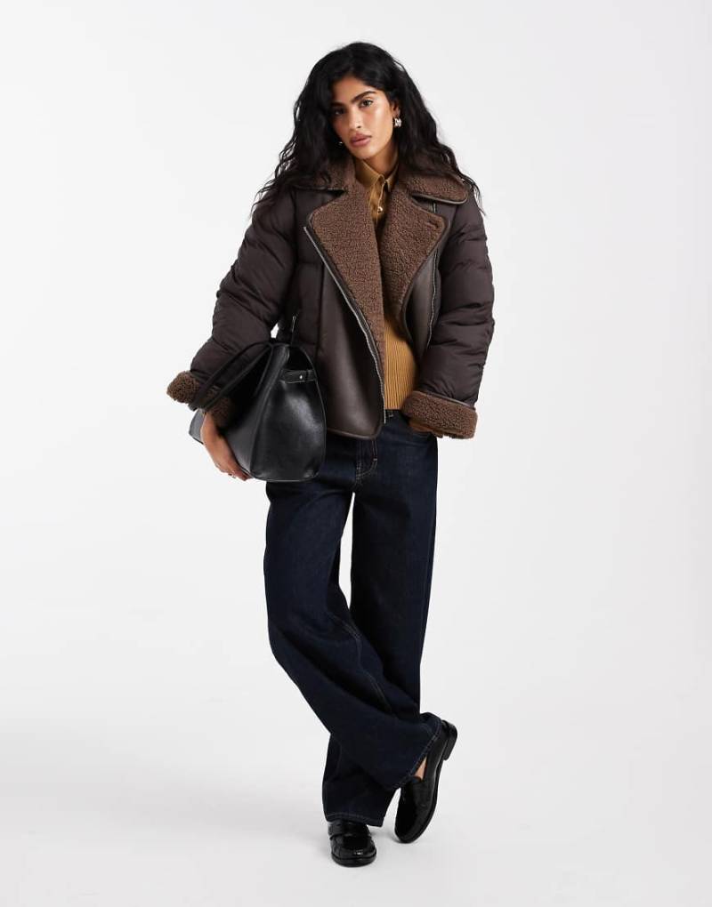 Vero Moda - Kurze Pufferjacke in Schokoladenbraun aus Materialmix mit Teddyfell-Besatz-Brown von Vero Moda
