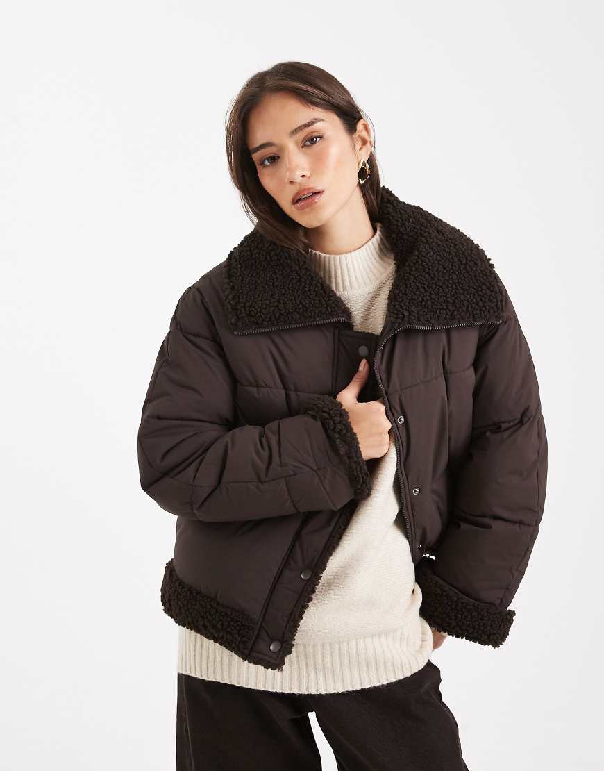 Vero Moda - Kurze Pufferjacke in Schokoladenbraun mit Teddyfell-Besatz-Weiß von Vero Moda