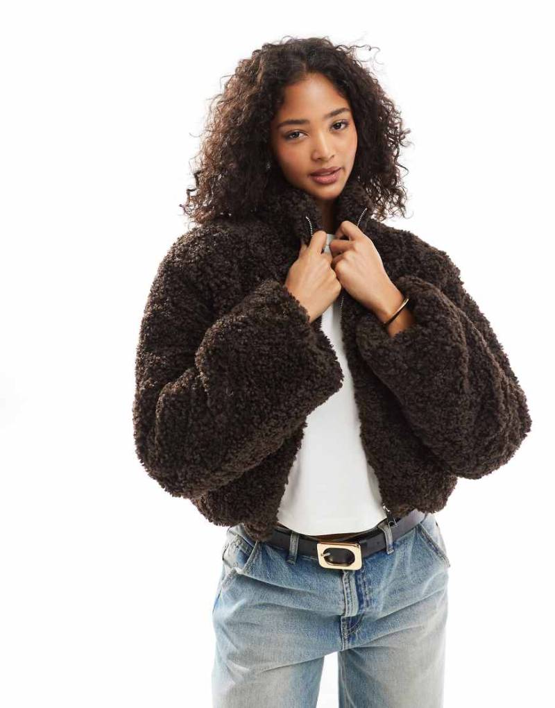 Vero Moda - Kurze Teddyfell-Jacke in Schokobraun von Vero Moda