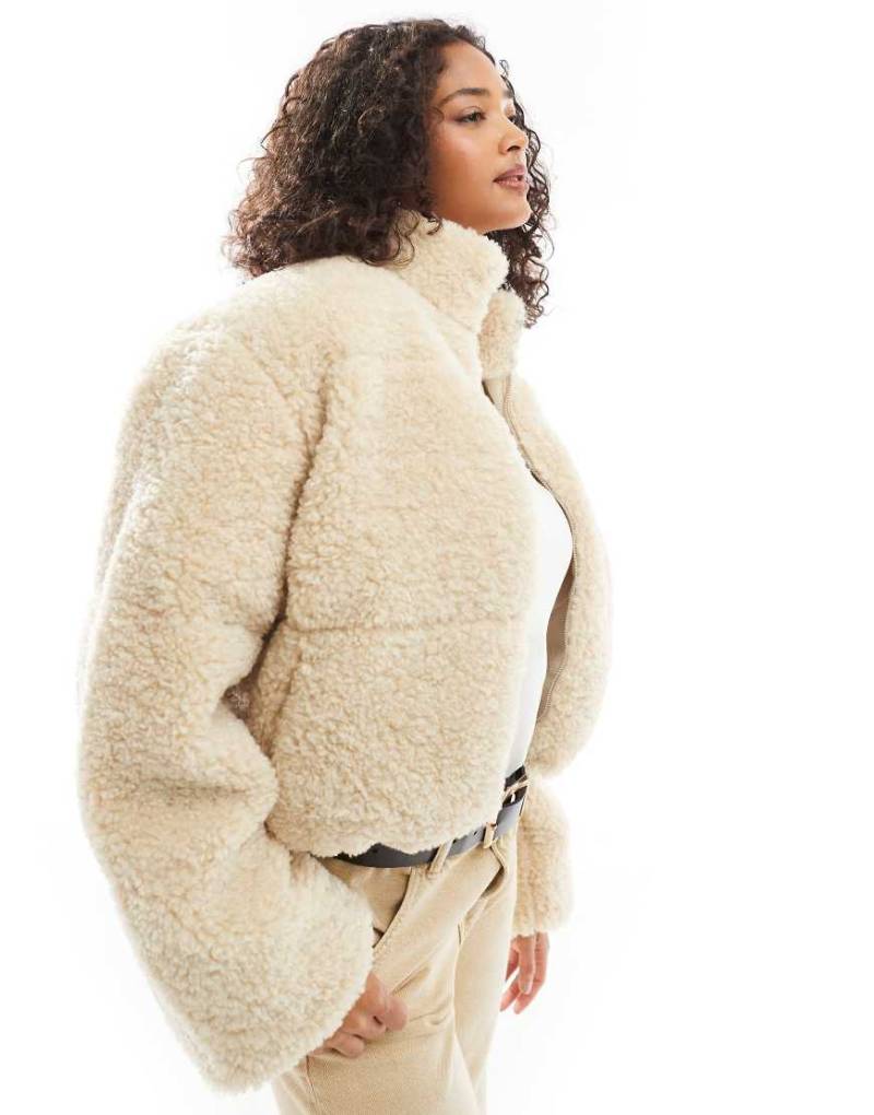 Vero Moda - Kurze Teddyfelljacke aus Stoffbahnen in Hellbeige-Neutral von Vero Moda