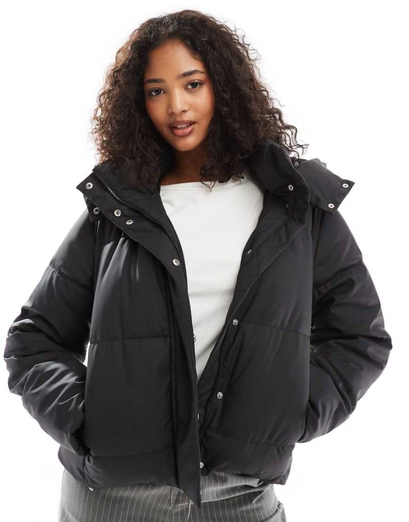 Vero Moda - Kurze wattierte Jacke in Schwarz mit Beschichtung von Vero Moda