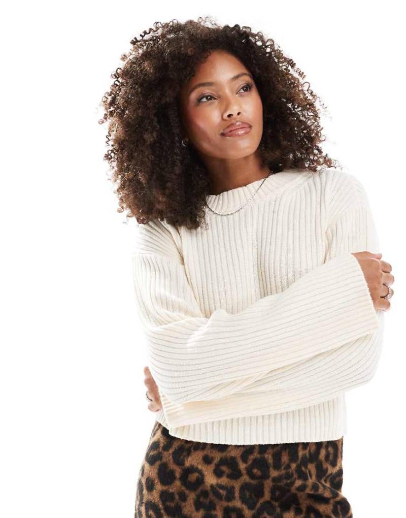 Vero Moda - Kurzer Pullover in Cremeweiß mit dicker Rippenstruktur von Vero Moda