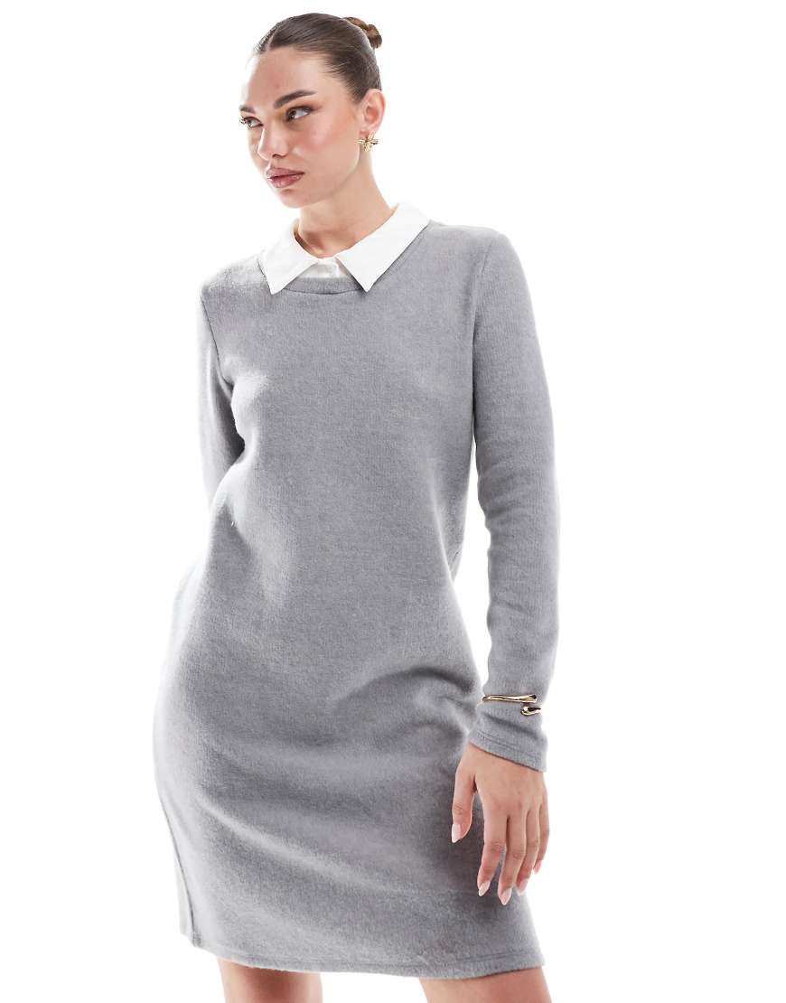 Vero Moda - Kurzes 2-in-1-Strickkleid in meliertem Mittelgrau mit Kragen Vero Moda - Kurzes 2-in-1-Strickkleid in meliertem Mittelgrau mit Kragen von Vero Moda