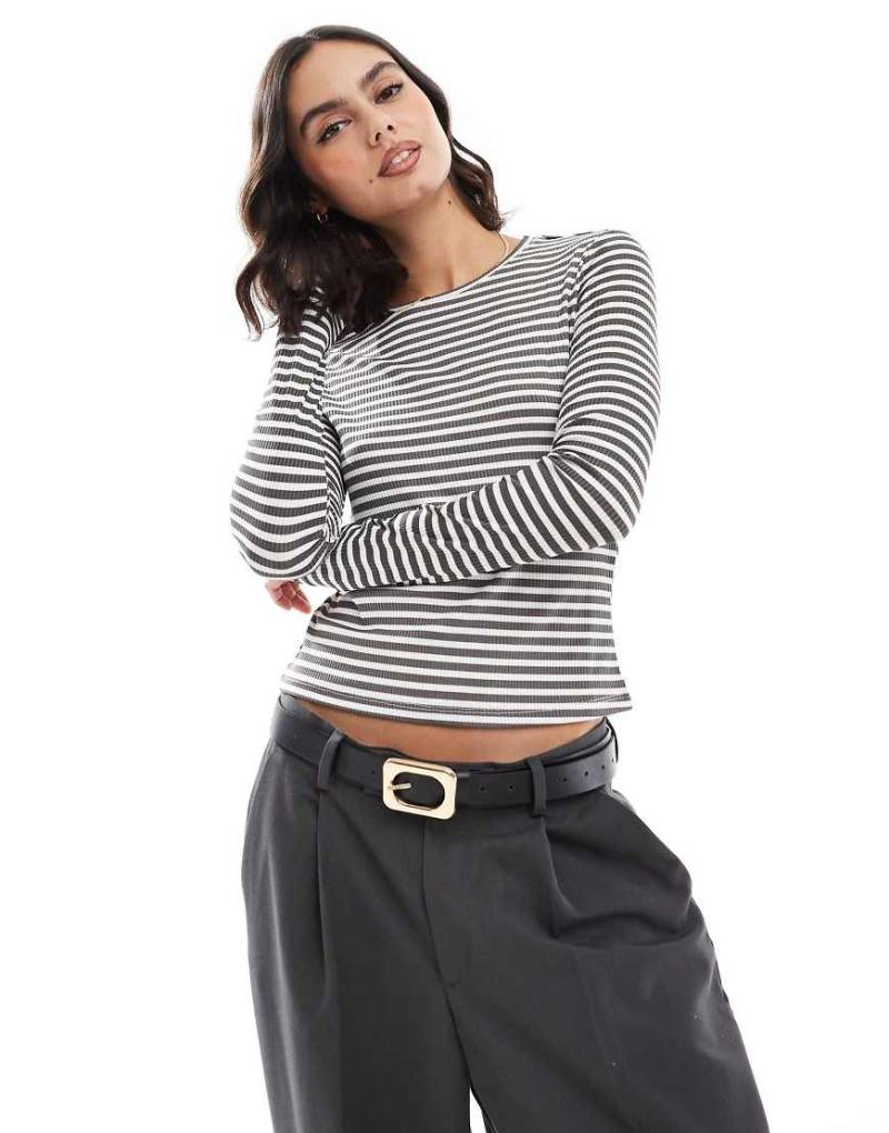 Vero Moda - Langärmliges, geripptes Jersey-Oberteil in gestreiftem Asphaltgrau von Vero Moda