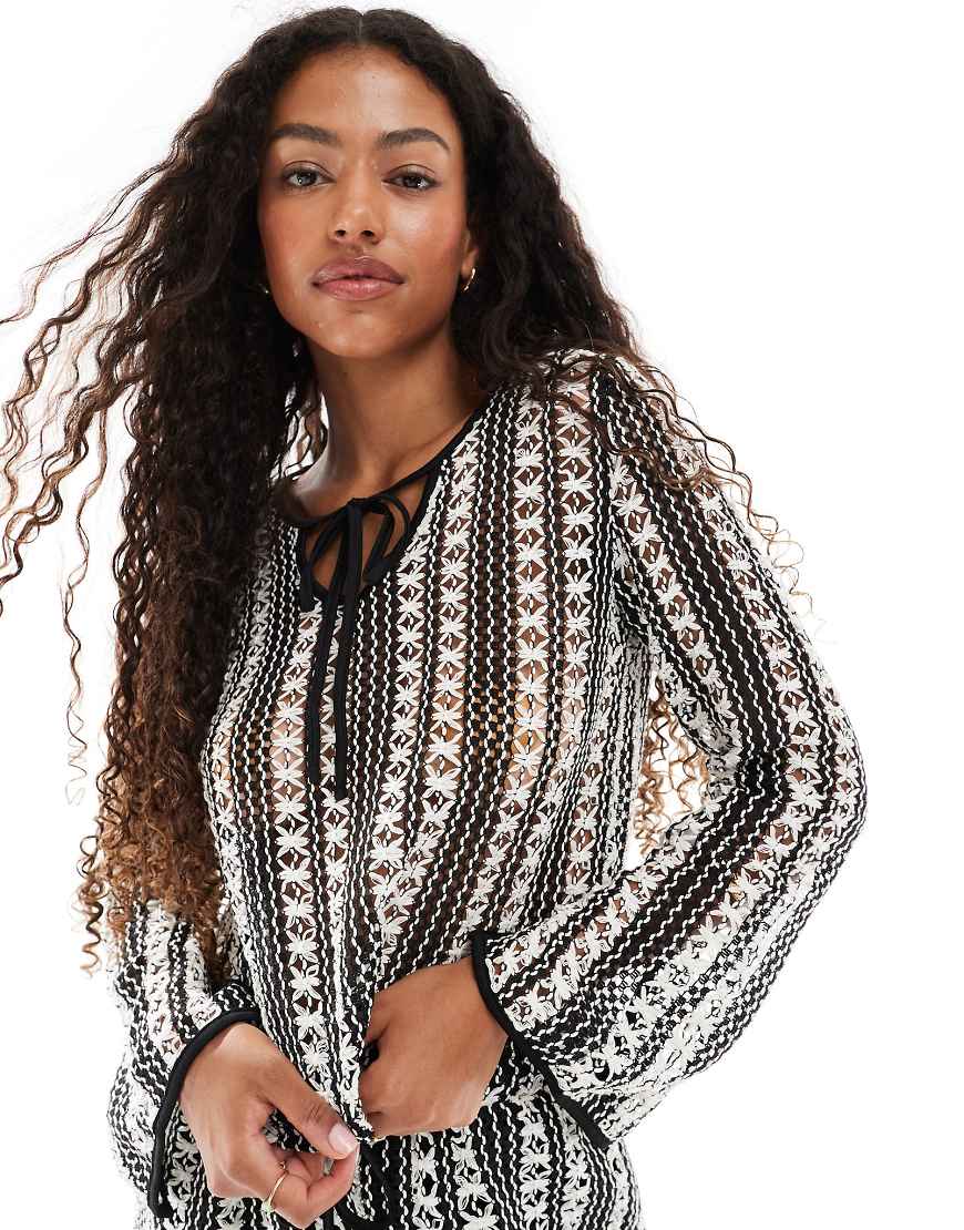 Vero Moda - Langärmliges Oberteil aus Häkelspitze mit Streifen in Schwarz-Weiß, Kombiteil Vero Moda - Langärmliges Oberteil aus Häkelspitze mit Streifen in Schwarz-Weiß, Kombiteil von Vero Moda