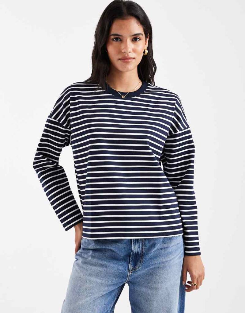 Vero Moda - Langärmliges Oversize-T-Shirt in Marineblau und Weiß gestreift Vero Moda - Langärmliges Oversize-T-Shirt in Marineblau und Weiß gestreift von Vero Moda