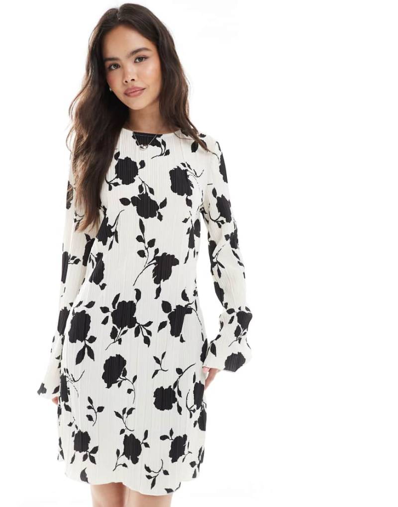Vero Moda - Langärmliges Plissee-Minikleid in Weiß mit schwarzem Blumenprint von Vero Moda