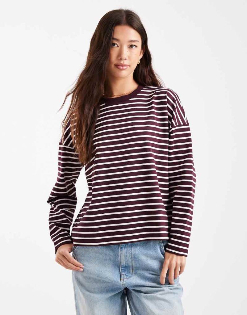 Vero Moda - Langärmliges Wende-T-Shirt in Burgunderrot und Weiß gestreift, Oversize-Schnitt von Vero Moda