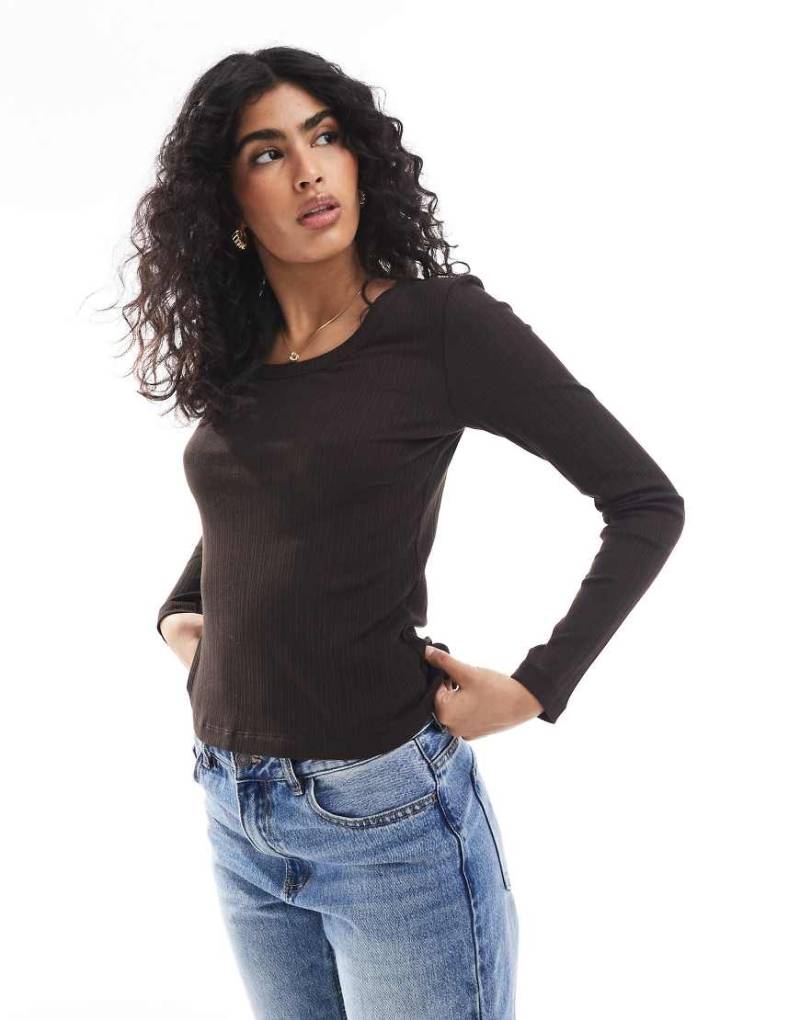 Vero Moda - Langärmliges geripptes Oberteil in Schokobraun von Vero Moda