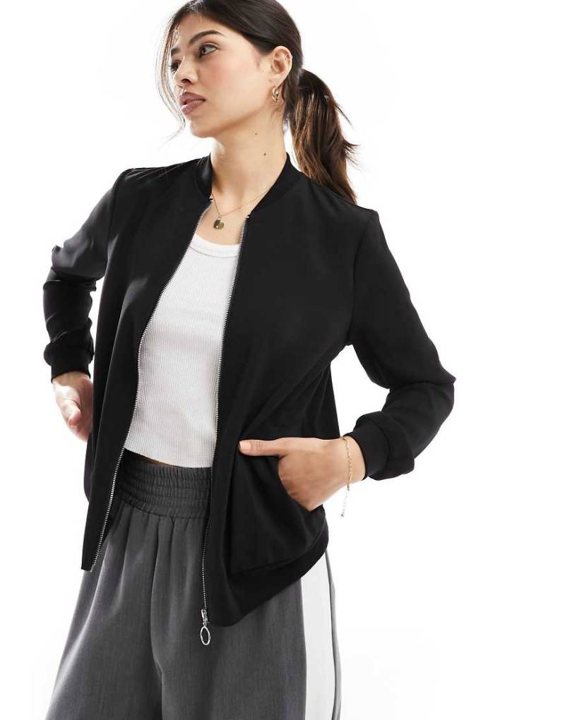 Vero Moda - Leichte Bomberjacke in Schwarz mit Reißverschluss vorne von Vero Moda