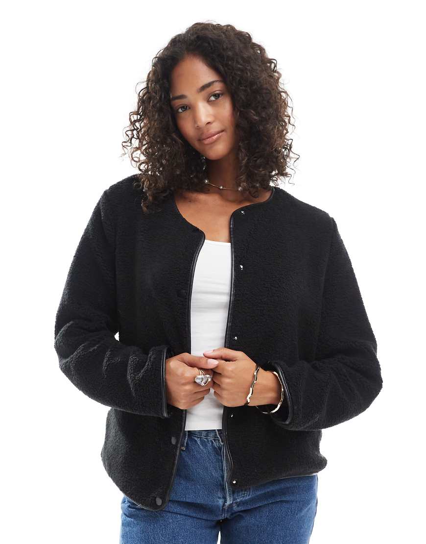 Vero Moda - Leichte Teddy-Jacke in Schwarz mit Kontrast-Design von Vero Moda
