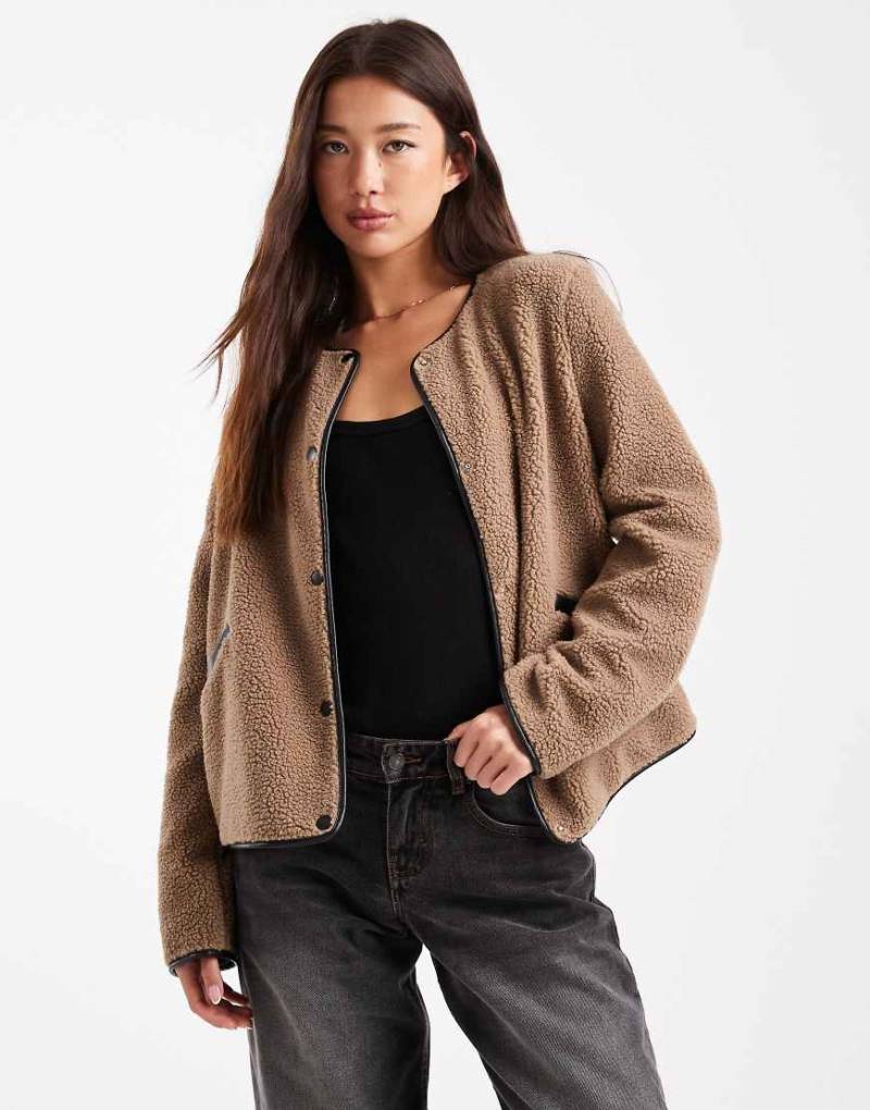 Vero Moda - Leichte Teddyfell-Jacke in Beige mit Kontrast-Design-Neutral von Vero Moda