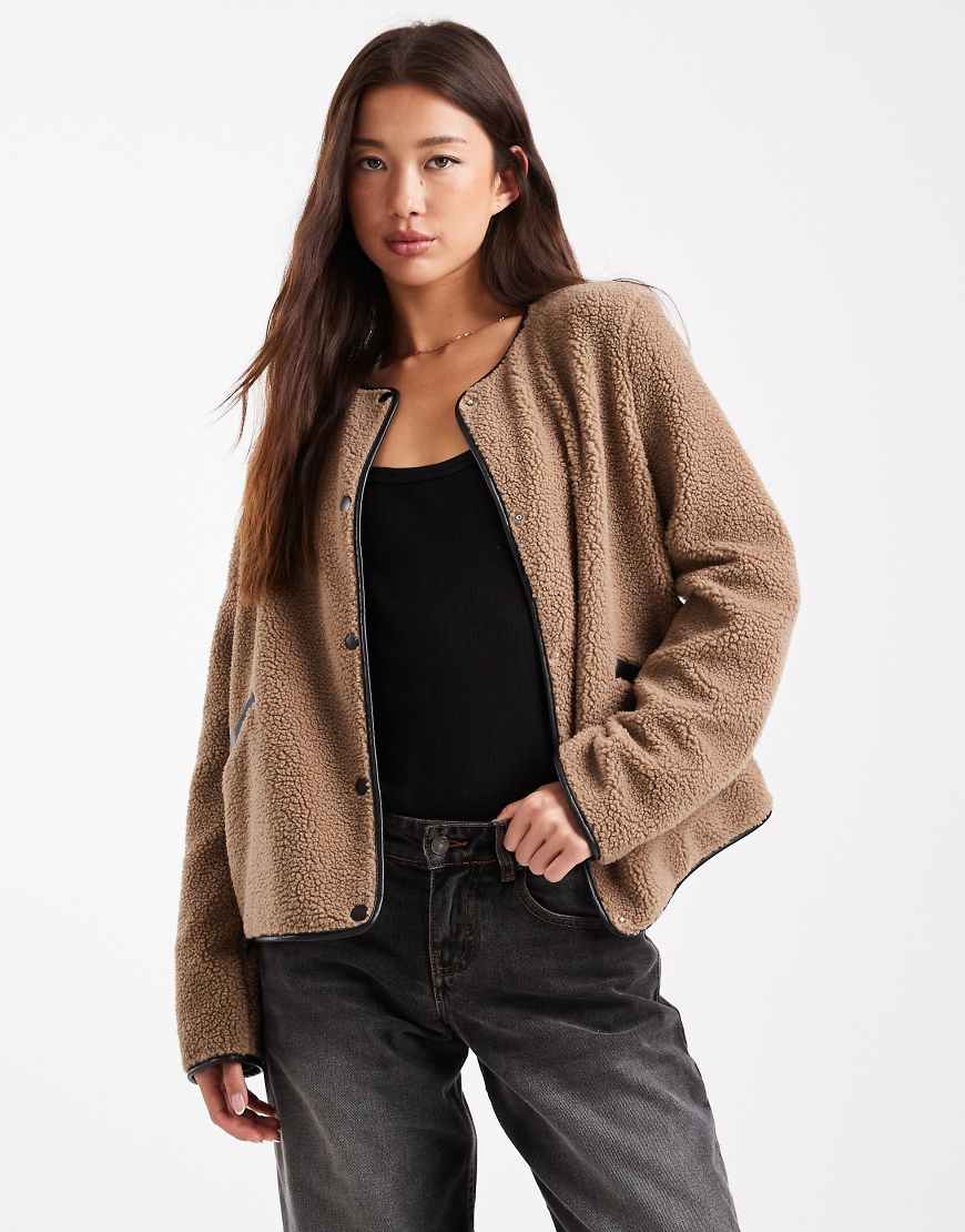 Vero Moda - Leichte Teddyfell-Jacke in Beige mit Kontrast-Design-Neutral Vero Moda - Leichte Teddyfell-Jacke in Beige mit Kontrast-Design-Neutral von Vero Moda
