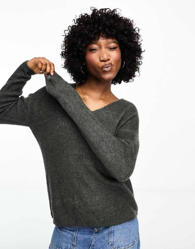 Vero Moda - Leichter Strickpullover in Grau meliert mit V-Ausschnitt von Vero Moda