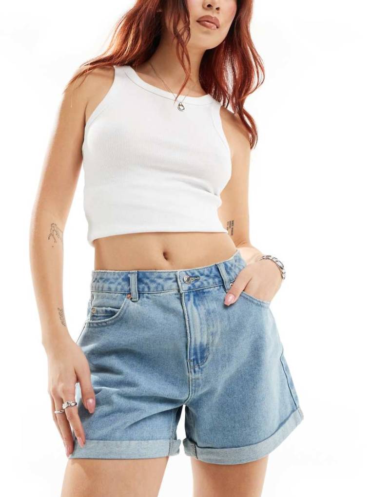 Vero Moda - Locker geschnittene Jeans-Shorts in Hellblau mit umgeschlagenem Saum von Vero Moda