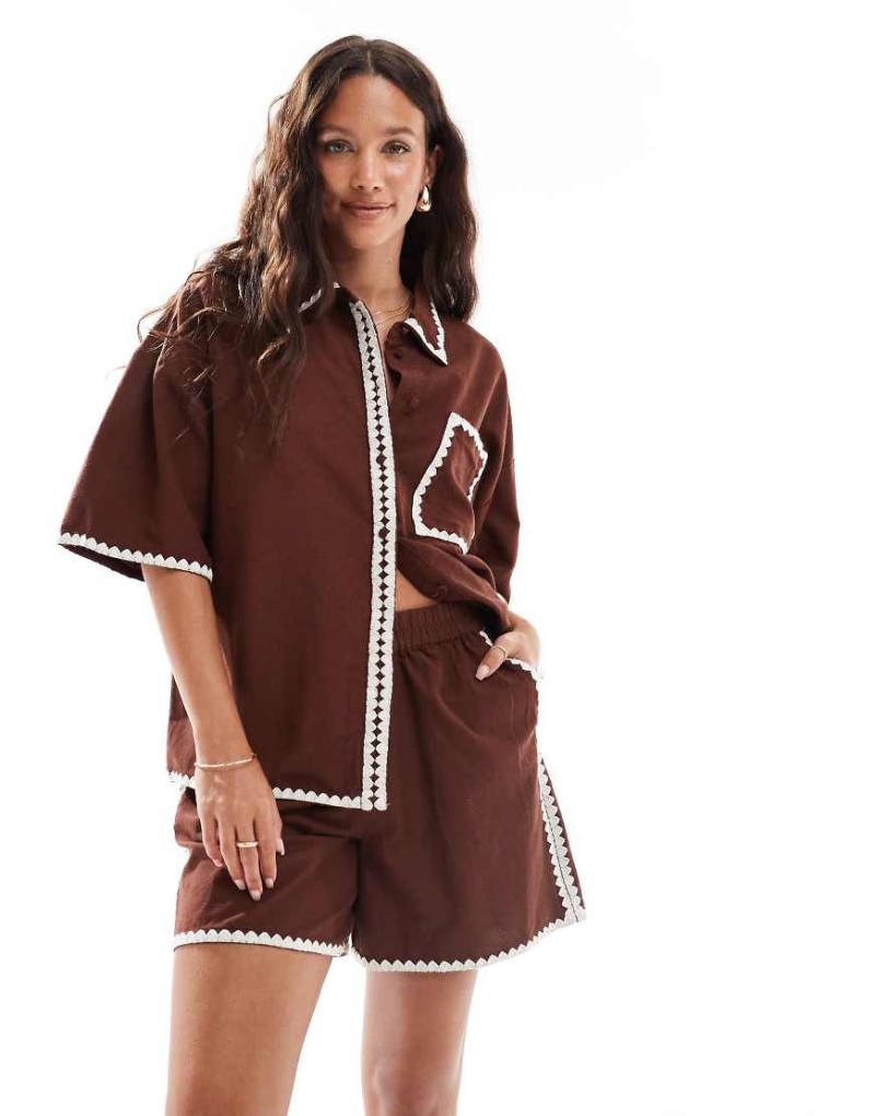 Vero Moda - Locker geschnittene Shorts in Schokobraun mit Kontrastnähten, Kombiteil Vero Moda - Locker geschnittene Shorts in Schokobraun mit Kontrastnähten, Kombiteil von Vero Moda