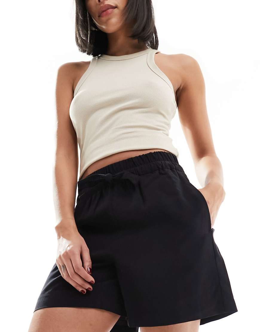 Vero Moda - Locker geschnittene Shorts in Schwarz mit Bindedetail an Taille Vero Moda - Locker geschnittene Shorts in Schwarz mit Bindedetail an Taille von Vero Moda