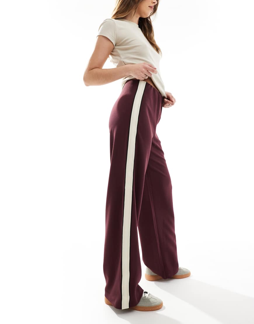 Vero Moda - Lockere Schlupfhose in Burgunderrot mit seitlichem Streifen Vero Moda - Lockere Schlupfhose in Burgunderrot mit seitlichem Streifen von Vero Moda
