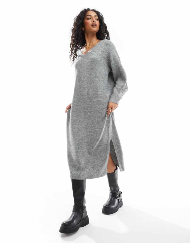 Vero Moda - Midi-Strickkleid in Mittelgrau meliert mit Oversize-Passform und V-Ausschnitt von Vero Moda