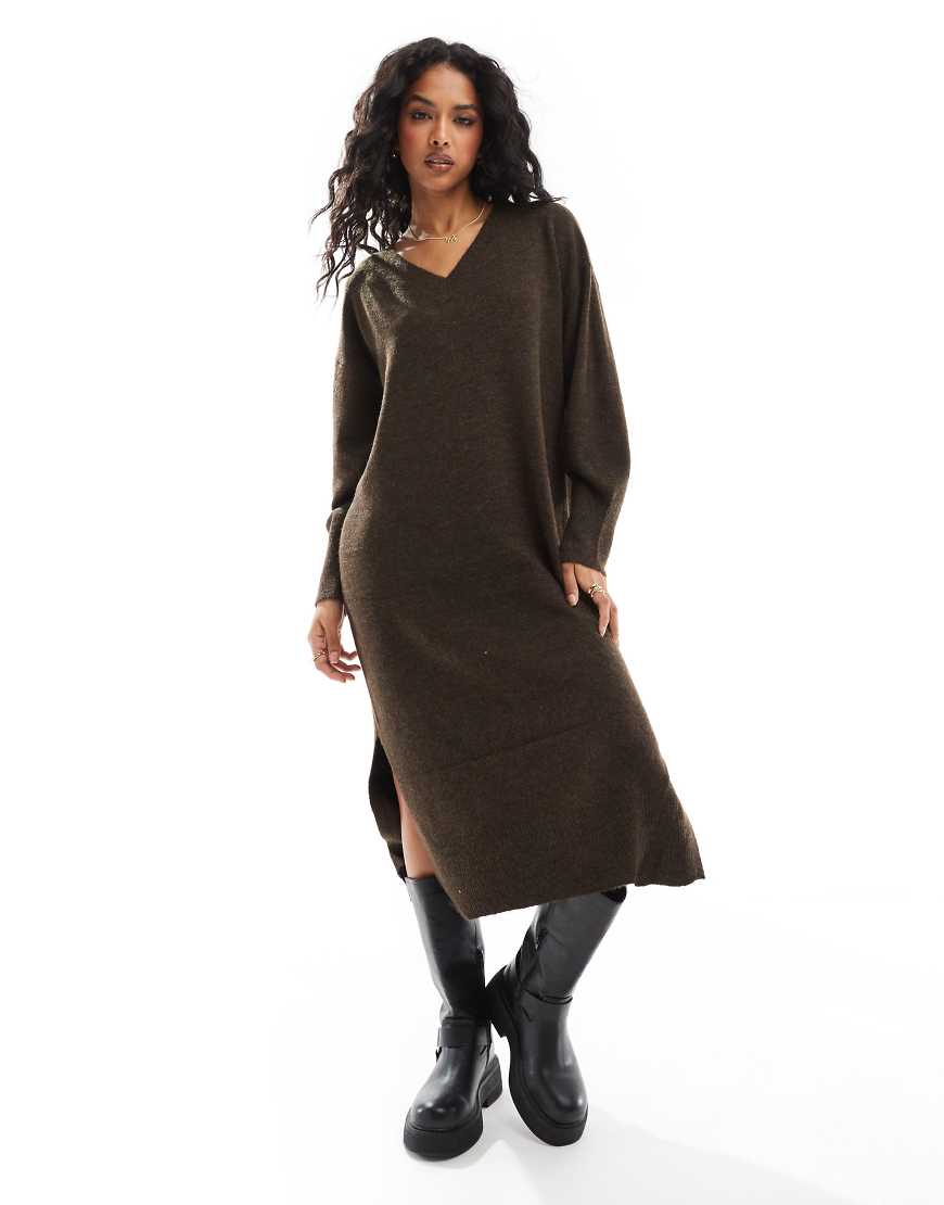 Vero Moda - Midi-Strickkleid in Schokobraun mit Oversize-Passform und V-Ausschnitt von Vero Moda