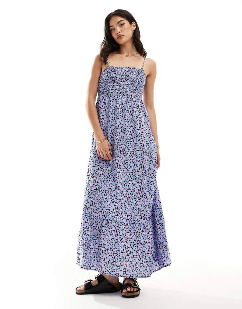 Vero Moda - Maxikleid in Blau mit gesmokter Brustpartie und Blumenmuster von Vero Moda