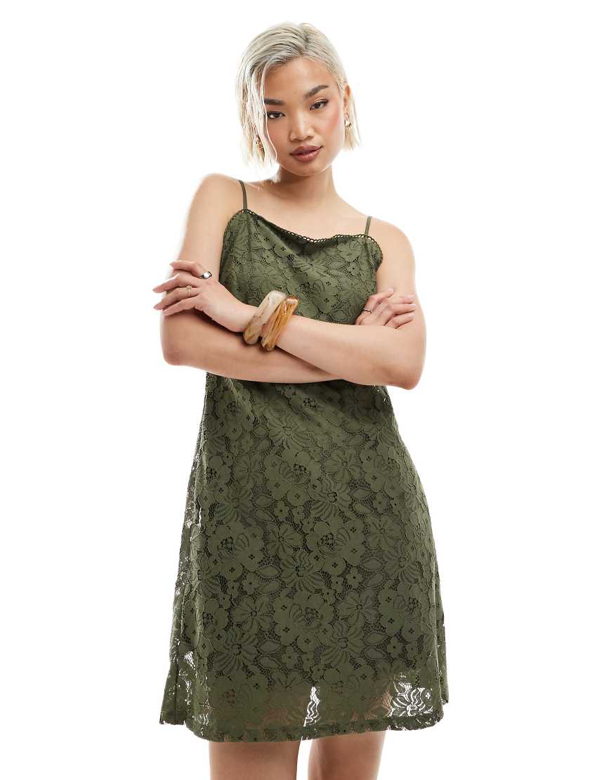 Vero Moda - Mini-Trägerkleid aus olivgrüner Spitze mit eckigem Ausschnitt von Vero Moda