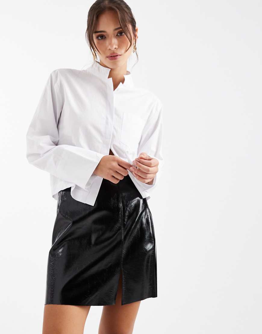 Vero Moda - Minirock aus Vinyl-Kunstleder in Schwarz mit kleinem Schlitz Vero Moda - Minirock aus Vinyl-Kunstleder in Schwarz mit kleinem Schlitz von Vero Moda