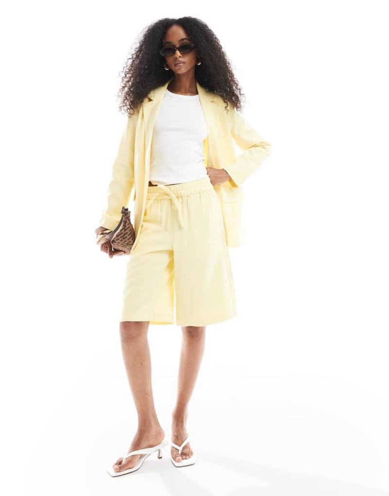 Vero Moda - Mix and Match - Schmal geschnittene Longline-Shorts in blassem Bananengelb, Kombiteil von Vero Moda