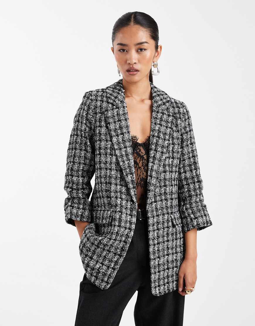 Vero Moda - Oversize-Blazer mit Bouclé-Struktur in Schwarz und Weiß und gerafften Ärmeln von Vero Moda