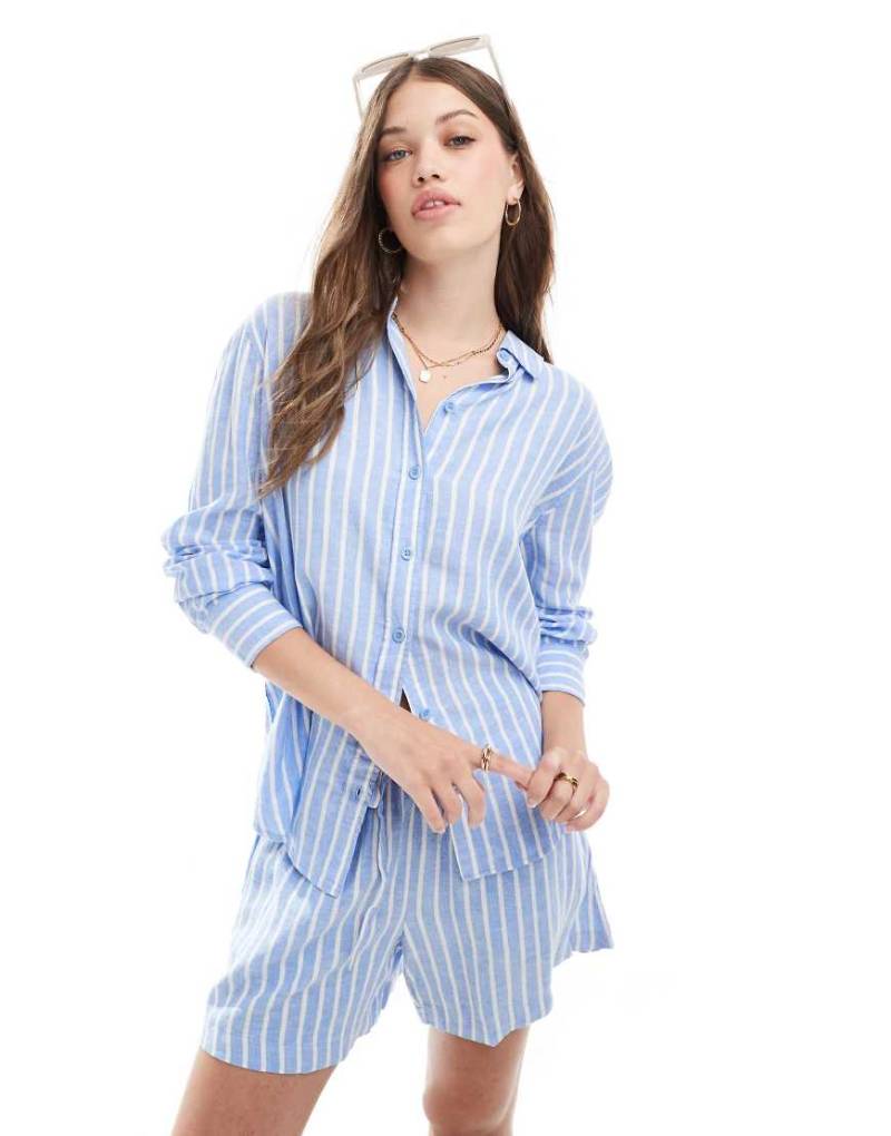 Vero Moda - Oversize-Hemdbluse aus Leinen in gestreiftem Blau, Kombiteil von Vero Moda