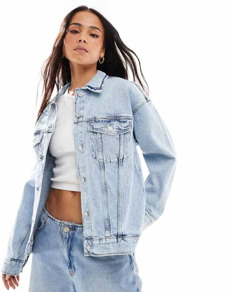 Vero Moda - Oversize-Jeansjacke in hellblauer Waschung von Vero Moda