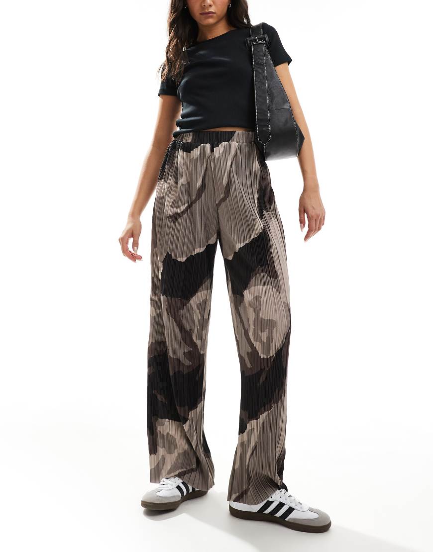 Vero Moda - Plissee-Hose in Braun mit abstraktem Muster und weitem Bein von Vero Moda
