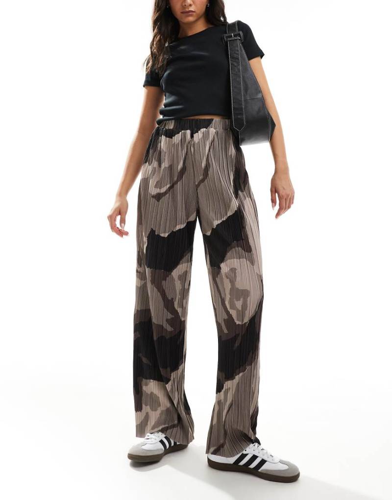 Vero Moda - Plissee-Hose in Braun mit abstraktem Muster und weitem Bein von Vero Moda