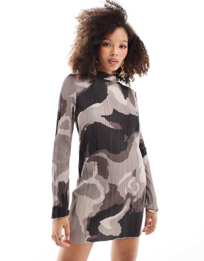 Vero Moda - Plissee-Minikleid mit weiten Ärmeln und abstraktem Muster in Braun von Vero Moda
