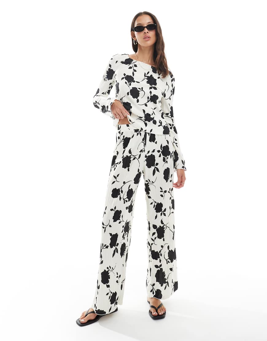 Vero Moda - Plissierte Hose mit Blumenmuster in Weiß und Schwarz und weitem Beim, Kombiteil von Vero Moda