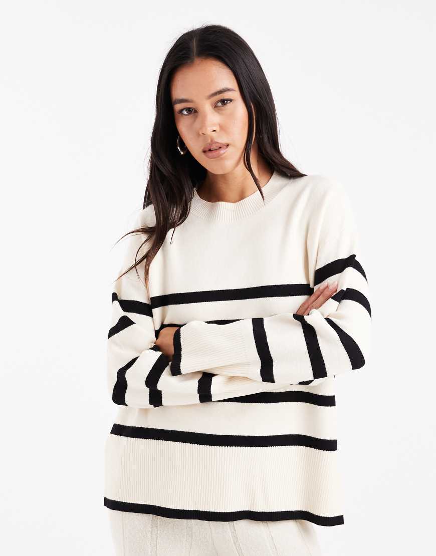 Vero Moda - Pullover in Cremeweiß mit O-Ausschnitt und schwarzen Streifen Vero Moda - Pullover in Cremeweiß mit O-Ausschnitt und schwarzen Streifen von Vero Moda